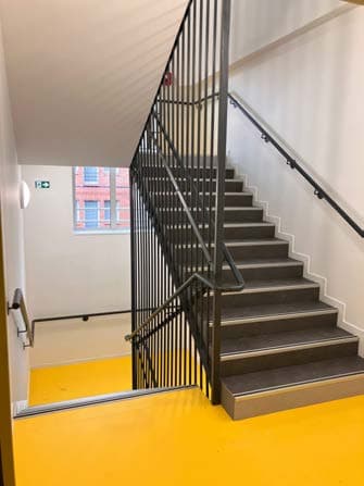 Cage d'escalier avec sol résine