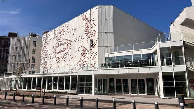 Peinture de façade d'un équipement culturel