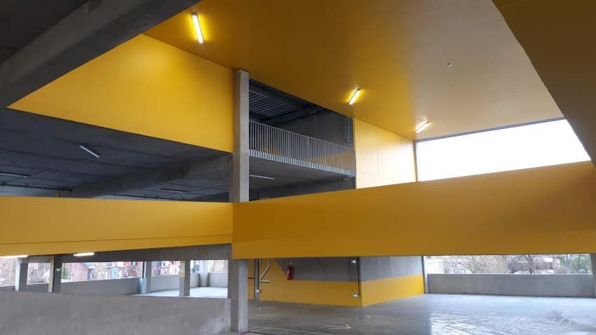Sol résine dans un parc de stationnement